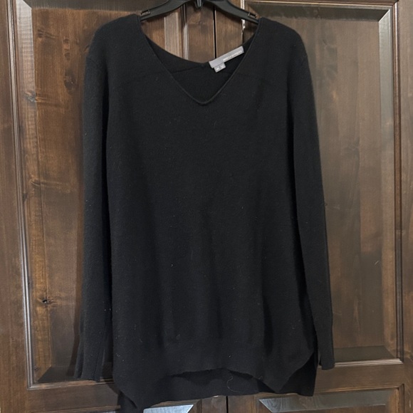 360 Cashmere Sweaters - 360 Cashmere Black V-Neck long Sweater size medium